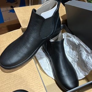 The ECCO Chelsea Boot w/ leather upper